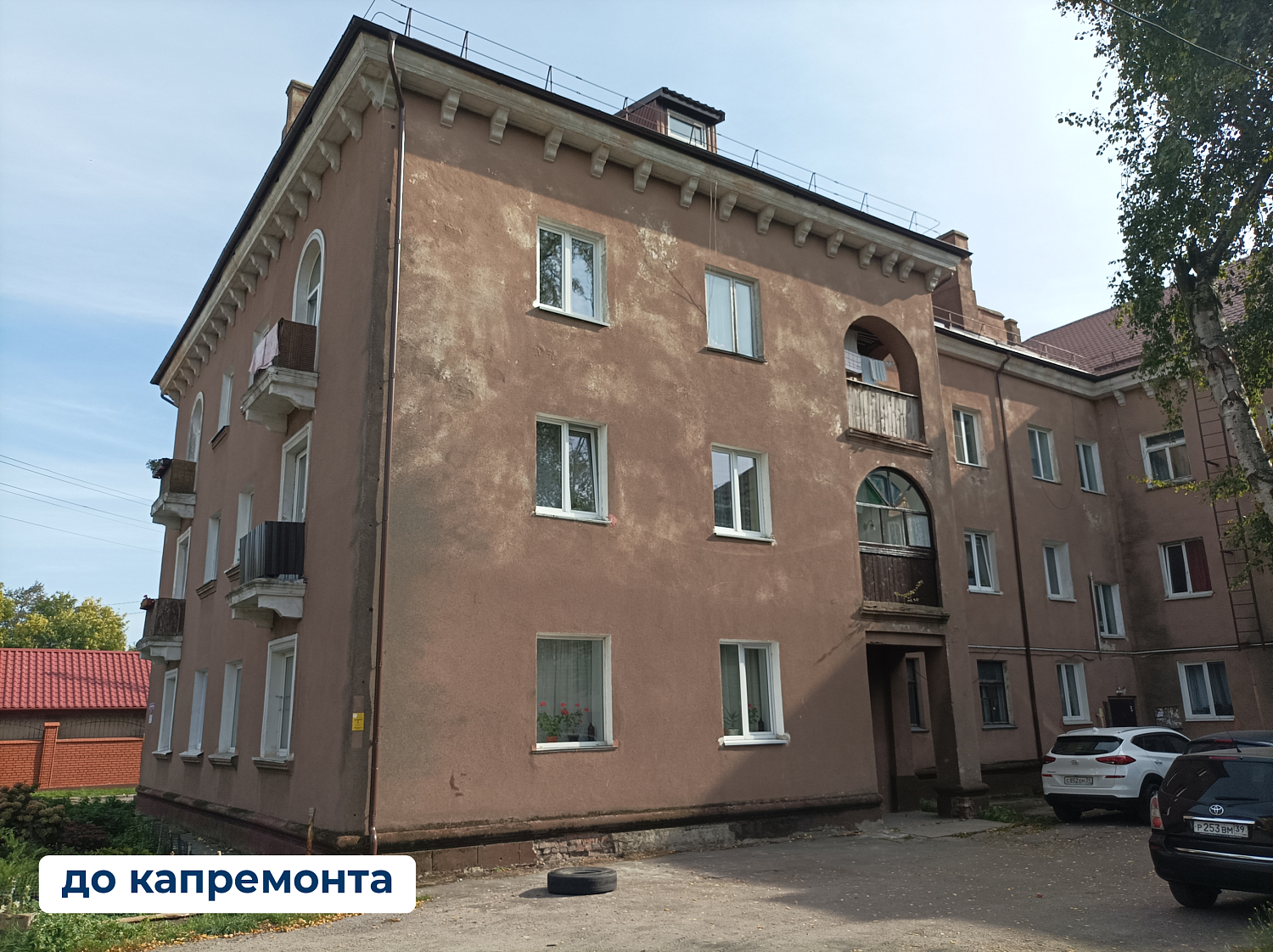 Завершили ремонт фасада дома рядом с самым западным маяком России